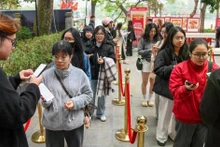 [Foto] Público recibe entrada gratuita del Concierto de la Luz