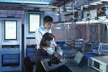 Tran Dang Bao An con un colega del Laboratorio Nacional de Física del Reino Unido (NPL). Foto: VNA