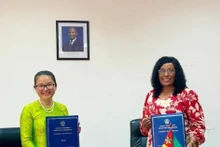 La embajadora vietnamita en Mozambique, Tran Thi Thu Thin, y la ministra de Educación y Cultura de ese país, Samaria Tovela. (Foto: Cortesía de la Embajada de Vietnam en Mozambique)