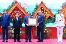 El secretario general To Lam entrega la Orden Ho Chi Minh a la Comisión de Asuntos Internos del Comité Central del Partido Comunista de Vietnam. 