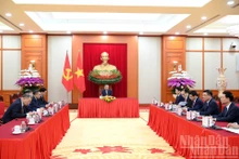 El secretario general del Partido Comunista de Vietnam, To Lam, sostiene una conversación telefónica con el presidente de Corea del Sur, Lee Jae Myung.