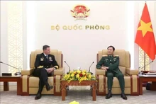 El general Nguyen Tan Cuong (derecha), jefe del Estado Mayor del Ejército Popular de Vietnam y viceministro de Defensa Nacional, recibe al vicealmirante Mark Hammond, jefe de la Armada australiana. (Foto: qdnd.vn)