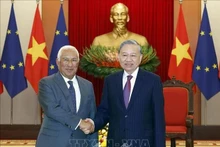 El secreratario general del Partido Comunista de Vietnam, To Lam, recibe al presidente del Consejo Europeo, António Costa, en Hanói. (Foto: VNA)