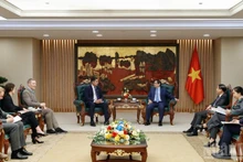 El primer ministro de Vietnam, Pham Minh Chinh, recibe al embajador de Suecia en Vietnam, Johan Ndisi.