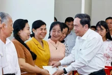 El presidente de la Asamblea Nacional, Tran Thanh Man, entrega obsequios a familias beneficiadas de políticas preferenciales en el barrio de Binh Thuy, ciudad de Can Tho. (Foto: VNA)