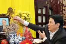 El presidente Luong Cuong rinde homenaje al expresidente Tran Duc Luong (Foto: VNA)