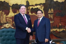 El primer ministro de Vietnam, Pham Minh Chinh, y el embajador de Estados Unidos en Hanói, Marc Knapper (Foto: VNA)