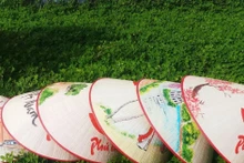 Los sombreros cónicos de Sai Nga se han convertido en un producto turístico, un regalo único para los viajeros que visitan la aldea artesanal. (Foto: langngheviet.com.vn)