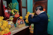 El primer ministro Pham Minh Chinh ofrece incienso en homenaje al Presidente Ho Chi Minh en la Casa 67.