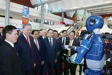 El secretario general del Partido Comunista de Vietnam, To Lam, visita una exposición del Gobierno sobre los logros en ciencia, tecnología, innovación y transformación digital. (Foto: VNA)