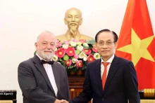 El ministro de Relaciones Exteriores de Vietnam, Le Hoai Trung (derecha), recibe al embajador de la República Checa, Hynek Kmonicek (Foto: VNA)