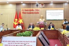 El viceprimer ministro Nguyen Hoa Binh trabaja ​​con los líderes de la provincia de Quang Ngai, el Ministerio de Industria y Comercio y los organismos pertinentes en la implementación del Proyecto del Centro Nacional de Refinación Petrolera y Energía en la Zona Económica de Dung Quat. (Fuente: Periódico del Gobierno)
