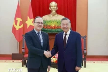 El secretario general del Partido Comunista de Vietnam, To Lam (derecha), recibe al embajador ruso, Gennady Bezdetko. (Foto: VNA)