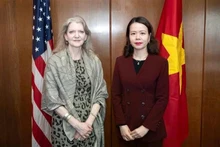 La viceministra de Relaciones Exteriores de Vietnam, Nguyen Minh Hang, y la subsecretaria de Estado de Estados Unidos, Allison Hooker. (Fuente: VNA)