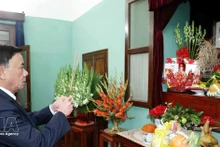 El miembro del Buró Político y miembro permanente del Secretariado del Comité Central del PCV, Tran Cam Tu, rinde tributo al Presidente Ho Chi Minh (Foto: VNA)