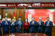 [Foto] Presidente de Asamblea Nacional de Vietnam sostiene encuentros con comités subordinados