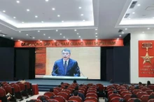 Le Minh Hung, miembro del Buró Político, secretario del Comité Central y jefe de su Comisión de Organización, habla en el evento. (Fuente: VNA)