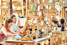 Turistas elaboran sus propios recuerdos de bambú en un taller artesanal de Da Nang. (Fuente: nhandan.vn)