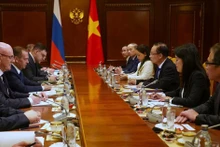 El enviado especial del secretario general del Partido Comunista de Vietnam (PCV), To Lam, miembro del Buró Político y ministro de Relaciones Exteriores, Le Hoai Trung, en encuentro con el presidente del partido Rusia Unida, Dmitry Medvedev.