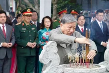 [Foto] Secretario general To Lam honra homenaje a predecesores dirigentes del Partido