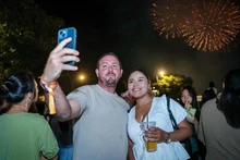 Turistas internacionales celebran el Año Nuevo 2026 en la calle peatonal Nguyen Hue, Ciudad Ho Chi Minh (Foto: Thanhnien.vn)