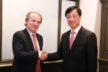 El secretario del Comité del Partido de Hanói, Nguyen Duy Ngoc, se reúne con Daniel Rosen, director ejecutivo de Rosen Partners. (Foto: VNA)