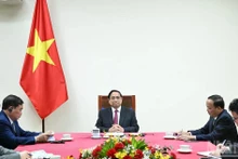[Foto] Premier vietnamita sostiene conversación telefónica con su homólogo singapurense