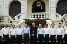 El secretario del Comité partidista local, Tran Luu Quang, realiza visita al Arzobispado de la Arquidiócesis de esta urbe sureña (Fuente: VNA)