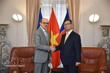 El embajador de Vietnam en Francia, Trinh Duc Hai, presenta la copia de sus cartas credenciales al Ministerio para Europa y de Asuntos Exteriores de Francia. (Fuente: VNA)