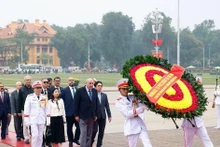 El presidente de la Cámara de Representantes de Jordania, Mazen Turki El Qadi, acompañado por una delegación de alto nivel, rinde homenaje al Presidente Ho Chi Minh en su Mausoleo (Fuente: VNA)