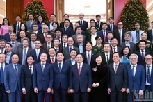 [Foto] Primer ministro se reúne con científicos destacados por el Día de Médico de Vietnam