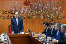 El presidente de la Asamblea Nacional, Tran Thanh Man (centro), habla durante una sesión de trabajo con la Comisión de Defensa Nacional, Seguridad y Asuntos Exteriores del Parlamento.