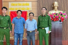 El animal, un ejemplar adulto de 52 cm de largo y más de 5 kg de peso, fue entregado por Doan Hong Hai, residente en la aldea Loc Quang (Fuente: VNA)