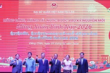 Delegados en el evento saludan el Año Nuevo Lunar (Foto: VNA)