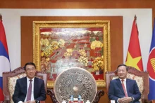 El embajador de Vietnam en Laos, Nguyen Minh Tam, recibe al miembro del Comité Central del Partido Popular Revolucionario de Laos (PPRL) y jefe de su Departamento de Relaciones Exteriores, Bounleua Phandanouvong. (Foto: VNA)