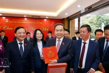 El presidente de la Asamblea Nacional (AN) de Vietnam, Tran Thanh Man, asiste a una ceremonia de presentación de la colección de leyes aprobadas por la AN de la XV Legislatura en su décimo período de sesiones. (Foto: VNA)