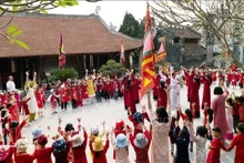 Estudiantes de la ciudad de Viet Tri participan en una experiencia de canto Xoan en la casa comunal de Hung Lo. (Foto: VNA)