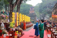 Recreación del Tien Lich (ceremonia de presentación del calendario), un importante ritual de fin de año en el que la corte real presentaba al rey el nuevo calendario para el año siguiente (Foto: VNA)