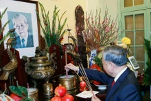 El secretario general del Partido Comunista de Vietnam, To Lam, ofrece incienso en memoria al secretario general Le Duan. (Foto: VNA)