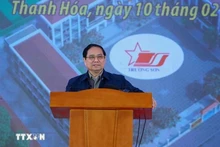 El primer ministro Pham Minh Chinh habla en la ceremonia de inauguración del proyecto de la escuela de nivel primario y secundario Cam Thach, en la provincia de Thanh Hoa. (Foto: VNA)