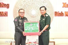 El general de división Nguyen Minh Trieu, comandante adjunto de la zona militar 9 de Vietnam en la ciudad de Can Tho, y el teniente general Ouk Hoeunpisey, jefe del Departamento de Desarrollo del Ministerio de Defensa de Camboya, en el encuentro. (Fuente: VNA)