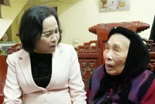 La vicepresidenta del Parlamento, Nguyen Thi Thanh, entrega regalos a una anciana en situación desfavorecida en la provincia norteña de Ninh Binh (Fuente: VNA)