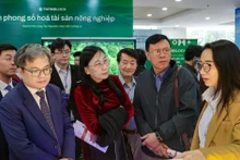 Autoridades de la ciudad de Hanói visitan la Bolsa de Tecnología de Hanoi (HanoTEX). (Fuente: VNA)