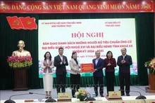 El Comité del Frente de la Patria de Vietnam en la provincia de Bac Ninh entrega al Comité Electoral Provincial la lista de candidatos calificados para la elección de diputados a la Asamblea Nacional de XVI Legislatura y a los Consejos Populares en todos los niveles para el período 2026-2031. (Fuente: VNA)