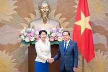 El presidente de la Asamblea Nacional de Vietnam, Tran Thanh Man, recibe a la titular de la Alianza Parlamentaria de Amistad Japón-Vietnam, Obuchi Yuko. (Foto: Nhan Dan)