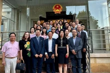 La viceministra de Relaciones Exteriores y jefa del CEVE, Le Thi Thu Hang, se reúne con la comunidad connacional en Polonia. (Fotografía: Comité Estatal sobre Vietnamitas en el Extranjero)