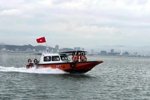 Embarcaciones del Alto Mando Militar de la provincia de Quang Ninh patrullan en la bahía de Ha Long. (Foto: VNA)