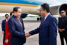 El presidente de la Asamblea Nacional de Vietnam, Tran Thanh Man, junto a su esposa, Nguyen Thi Thanh Nga, y una delegación de alto nivel, arriba hoy a Kuala Lumpur. (Foto: VNA)
