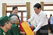 El presidente de Vietnam, Luong Cuong, entrega obsequios a excombatientes en el Centro de Rehabilitación para Veteranos de Guerra de Duy Tien. (Foto: Nhan Dan)