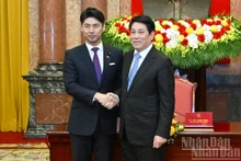 El presidente de Vietnam, Luong Cuong (derecha), recibe a Nakasone Yasutaka, director de la División Juvenil del Partido Liberal Democrático de Japón. (Foto: Nhan Dan)
